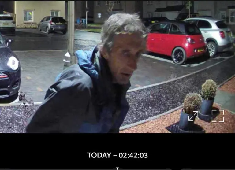 Peter capaldi trying doors kirkcaldy!